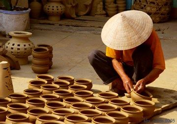 Tham Gia Các Hoạt Động Thủ Công Truyền Thống Tại Hội An: Làm Đèn Lồng Và Làm Gốm