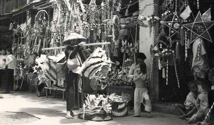 Ngay từ đầu tháng 8 âm lịch, trẻ con đã được bố mẹ đưa lên phố Hàng Gai, Hàng Mã ngắm và mua đồ chơi 
