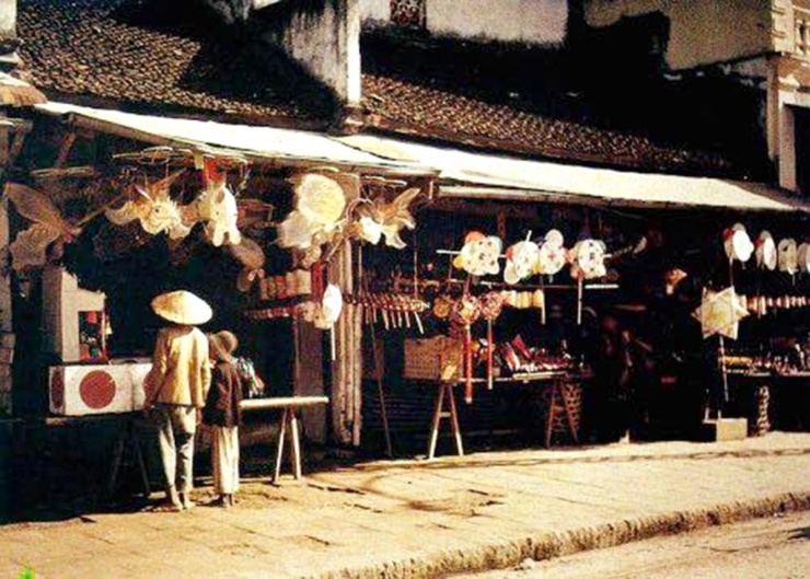 Một cửa hiệu bán đèn lồng và đồ chơi Trung thu năm 1915 trên phố Hàng Gai, Hà Nội