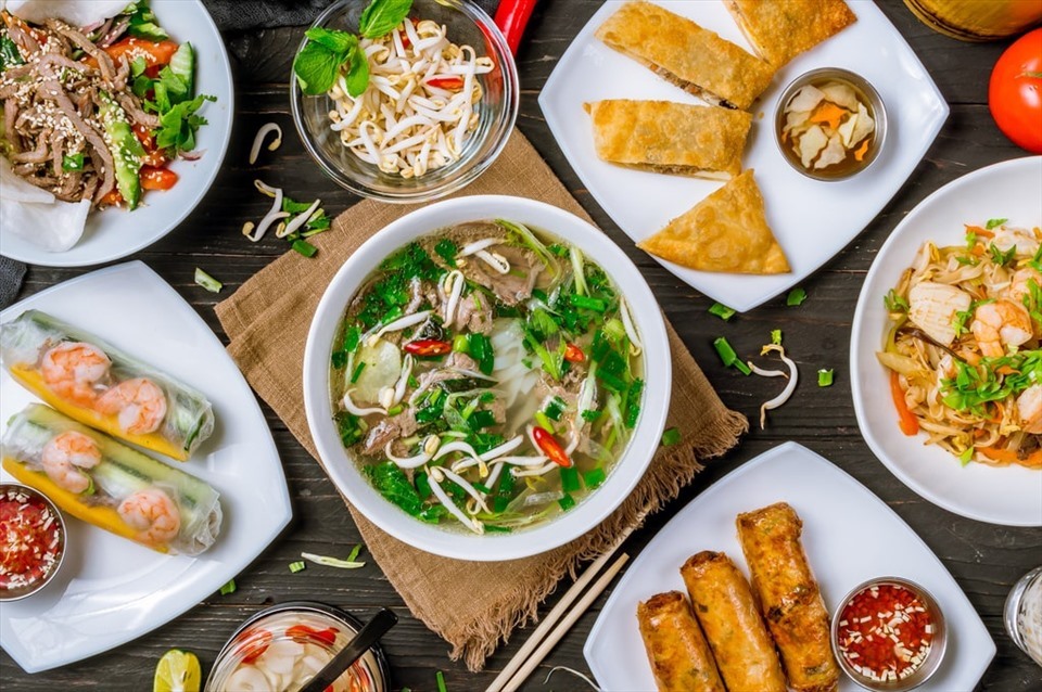 Thưởng thức ẩm thực Việt Nam