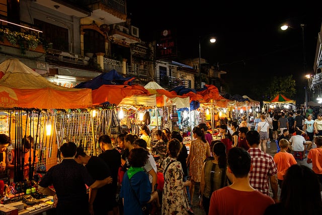 Hòa mình vào không khí chợ đêm tại Hà Nội